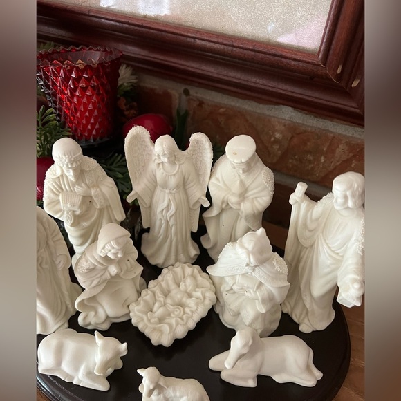 Vintage 1981 Solid Wood
Porcelain Nativity Set - Picture 2 of 10